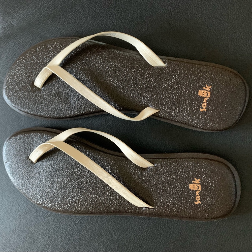 Sanuk white flip flops